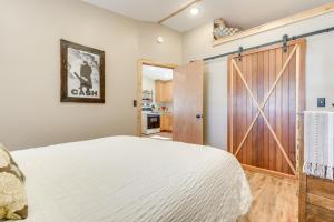 - une chambre avec un lit et une porte coulissante dans l'établissement Cozy Dillon Retreat Fireplace, Mountain Views!, à Dillon