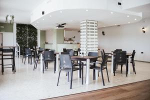 une salle à manger avec des tables et des chaises dans l'établissement HOSTAL ENTREOLIVOS, à Badajoz