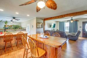cocina y sala de estar con mesa de madera y sillas en Waterfront Family Retreat with Fire Pit and Canoe, en Hot Springs