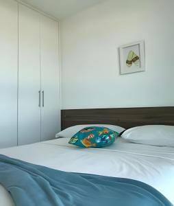 Una cama o camas en una habitación de FLAT MANDAI CABO FRIO