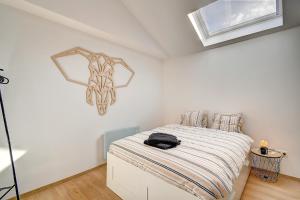 a bedroom with a bed with a skull on the wall at Le cocon de Chênée in Chênée