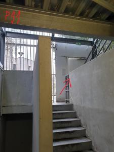 a staircase in a building with a red arrow on it at Appartement bien situé in Noisy-le-Grand