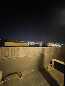vista di notte su una città da un edificio di شقق جديده فاخره a Riyad
