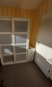 VichtenにあるNice Room with single bed in a new house in Vichtenのキッチン(白いキャビネット、冷蔵庫付)