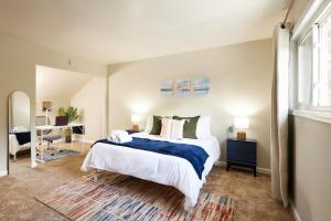 Ένα ή περισσότερα κρεβάτια σε δωμάτιο στο Stunning Coastal Escape with Private Pool, Spa, Arcade, Disney, Beach +38 φωτογραφίες
