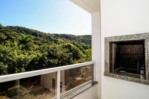 uma janela com vista para uma montanha em Apt luxo na área nobre Ingleses em Florianópolis