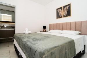 um quarto com uma cama grande e uma casa de banho em Apt luxo na área nobre Ingleses em Florianópolis