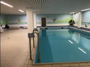 una gran piscina en una habitación de hotel en Gerbrunn HAP46, en Gerbrunn