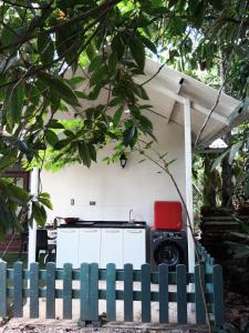 a barbecue in a backyard with a fence at Hostal Suna Vito in Puerto Asís