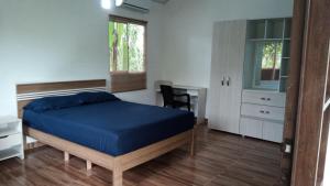 1 dormitorio con cama, escritorio y mesa en Hostal Suna Vito, en Puerto Asís