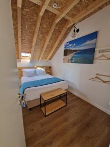 1 dormitorio con 1 cama y una pintura en la pared en Casa do Albuquerque en Sintra