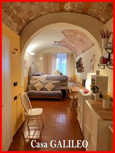 een keuken en een woonkamer met een bank en een tafel bij Antiche Dimore Pisane in Pisa