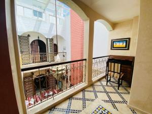 Traditional house (Riad) in the heart of Rabat medina في الرباط: غرفة مع شرفة مع مجموعة من الأحذية
