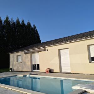 les granges de Soulagnieux et sa piscine privée في Piégut-Pluviers: مسبح امام بيت