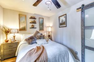 un dormitorio con una cama y una ventana en Tranquil Hot Springs Getaway Near Ouachita River!, en Hot Springs