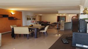 a living room with a dining table and a kitchen at Apartamento en La mejor zona de Pampatar. in Pampatar