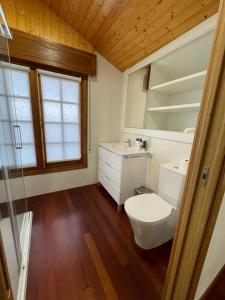 een badkamer met een toilet en een wastafel bij La Casita in Nogueira de Ramuin