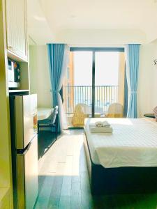 una camera con letto e balcone di P.H.O Apartment a Phu Quoc