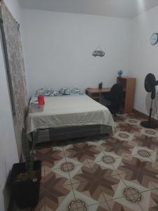 1 dormitorio con 1 cama y suelo de baldosa en APARTAMENTO AMATILAN, en Amatitlán