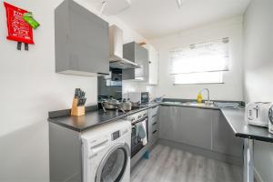 a kitchen with a washing machine and a washer at *RC246*For your relaxed & Cosy stay + Free Parking in Leeds