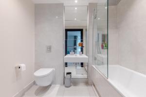 y baño con aseo, lavabo y ducha. en Luxury 2 bed 2 bath close to Chelsea en Londres