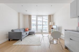 sala de estar con sofá, mesa y sillas en Luxury 2 bed 2 bath close to Chelsea en Londres