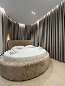 ein großes Bett in einem Zimmer mit rundem Bettvisor in der Unterkunft Villa CACA in Ksamil
