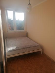 1 dormitorio pequeño con 1 cama y 2 ventanas en Mieszkanie 2 pokoje ul. Skrzetuskiego LSM Lublin, en Lublin