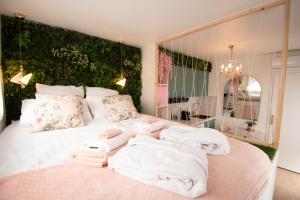 a bedroom with a bed with towels on it at Studio les 2 fées - Brocéliande - Jacuzzi couvert in Montfort-sur-Meu