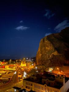 Una ciudad de noche con una montaña en el fondo en Ventanas del Atlántico, en Santa Cruz de la Palma