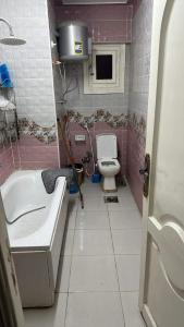 łazienka z wanną, toaletą i umywalką w obiekcie Lily house w Aleksandrii