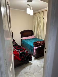 um pequeno quarto com uma cama com uma cortina em Lily house em Alexandria