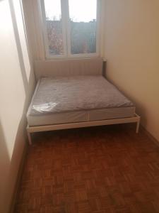 Cama pequeña en habitación con ventana en Mieszkanie 2 pokoje ul. Skrzetuskiego LSM Lublin, en Lublin