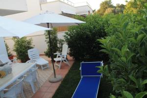 A garden outside ARIES Case Vacanza