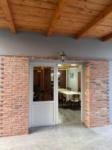uma porta que leva a uma sala de jantar com uma mesa em Oaza Mira Laze - Luxury Private Villa with Pool, Football Field em Nova Gradiska