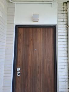 a wooden door with a box on top of it at apartamento perto do Santuário in Fátima