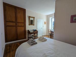 Postel nebo postele na pokoji v ubytování Gîte charmant avec jardin privatif, proche des randonnées, totalement équipé et internet fibreбет - FR-1-653-253