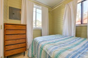 1 dormitorio con 1 cama, vestidor y ventana en Sunset Bay Cottage with Fire Pit Walk to Beach!, 