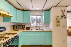 una cocina con armarios azules y fregadero en Sunset Bay Cottage Walk to Lake Erie and Beach!, 