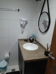 een badkamer met een wastafel en een spiegel bij Flat Manaíra Palace Beira Mar in João Pessoa