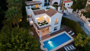 eine Draufsicht auf ein Haus mit Swimmingpool in der Unterkunft VACATION MARBELLA I Villa Nadal, Private Pool, Lush Garden, Best Beaches at Your Doorstep in Marbella