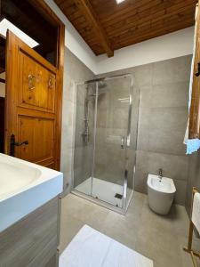y baño con ducha y lavamanos. en Casa degli Albicocchi - near Venice - whole house with garden and free Prkg en Spinea