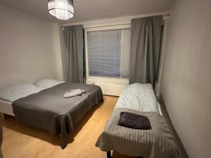 - une chambre avec 2 lits et une fenêtre dans l'établissement ”Berlin”-home heart of Tornio, à Tornio