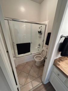 a bathroom with a shower and a toilet at Beverly Hills Midle City 1 br Apt with Parking 202 in Los Angeles