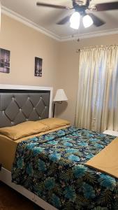 a bedroom with a bed and a ceiling fan at Don cozy in Saint Albans