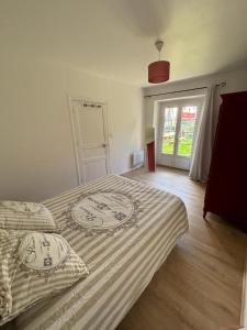 a bedroom with two beds and a sliding door at Maison au coeur de la rue pietonne in Saint-Jean-Pied-de-Port
