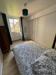 a bedroom with a bed and a window at Maison au coeur de la rue pietonne in Saint-Jean-Pied-de-Port