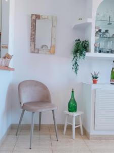 una silla y un jarrón sobre una mesa en una cocina en Apartamentos Hondahouse en Playa Honda Mar Menor, 1 o 2 dormitorios, en Playa Honda