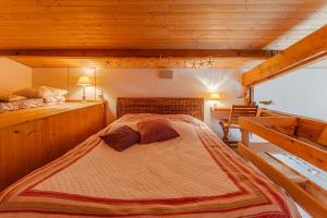 レージュ・キャップ・フェレにあるAppartement Cap Ferret Océan Réf 11の木製の天井の部屋にあるベッドのある寝室