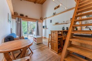レージュ・キャップ・フェレにあるAppartement Cap Ferret Océan Réf 11のリビングルーム(木製の階段、テーブル付) +12枚の写真